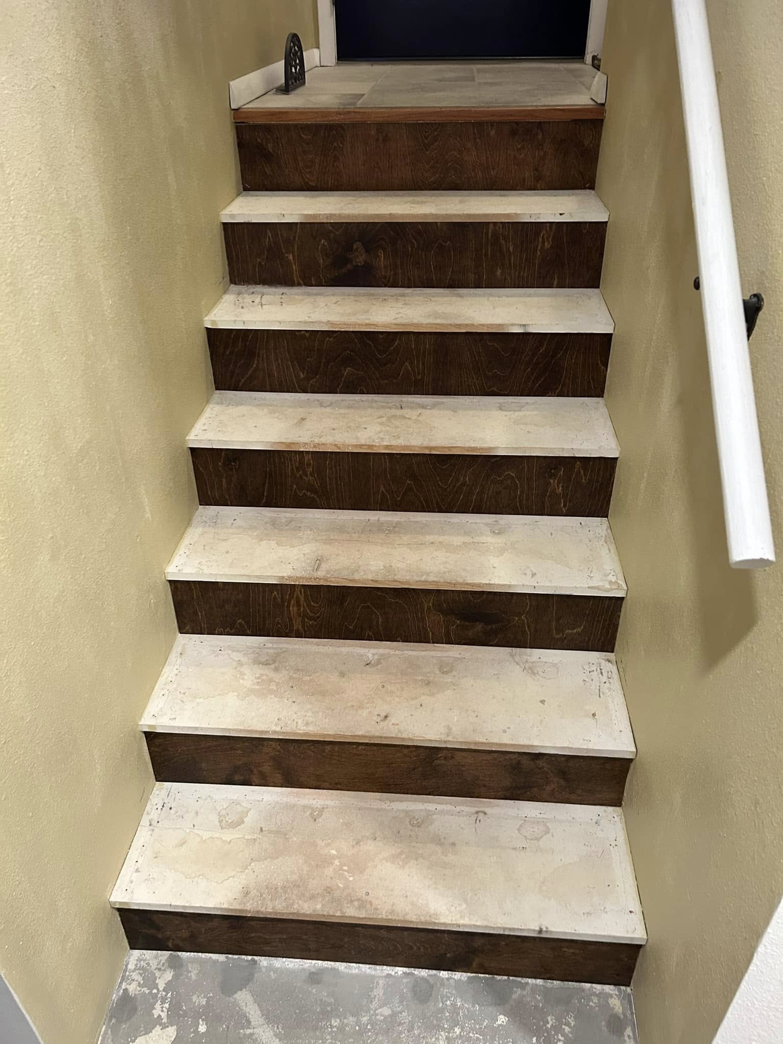Staircase with mixed wood and light material treads